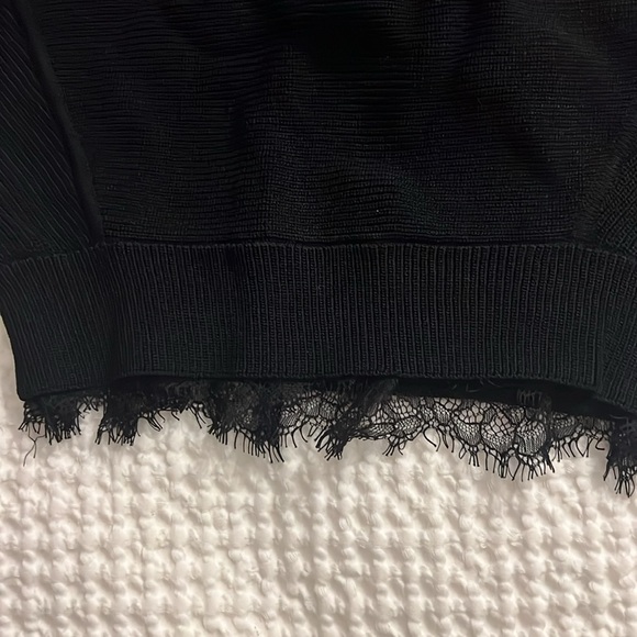 Cropped knit sweater with lace detail - Picture 3 of 3